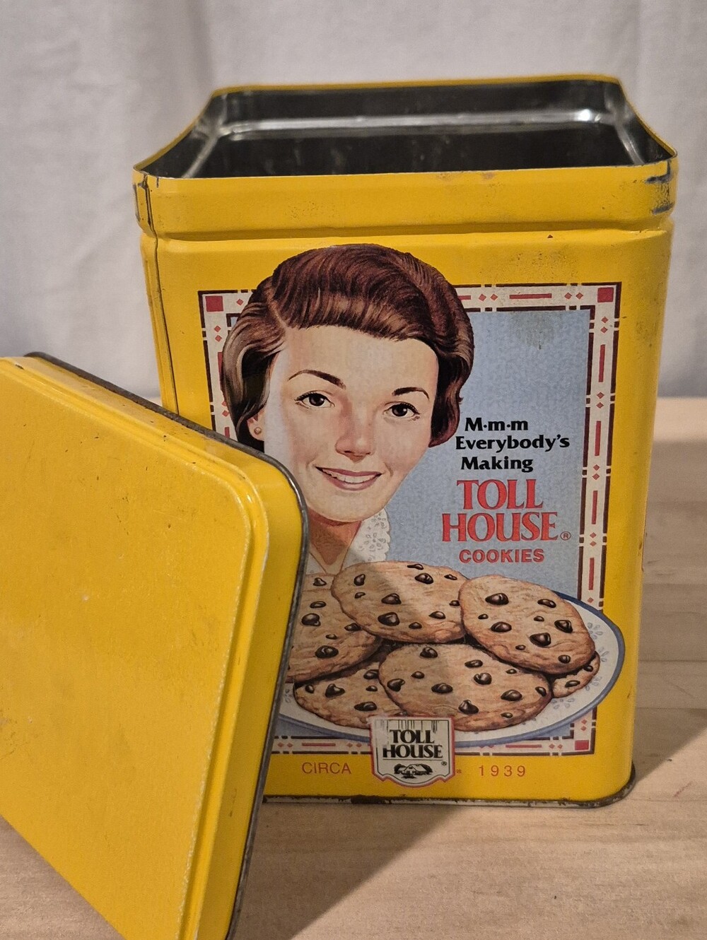 Vintage Yello Decorative Cookie Tin W/ Inspired 1939 Graphice